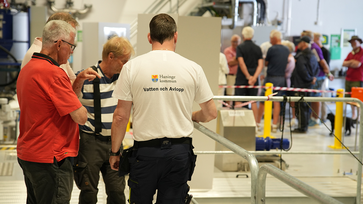 Personer som tittar runt i ett reningsverk