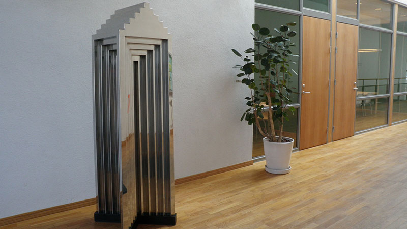 Två skulpturer i rostfritt stål