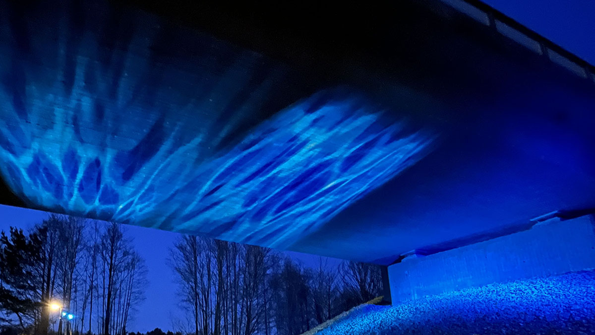 Blå effektbelysning på undersidan av en bro