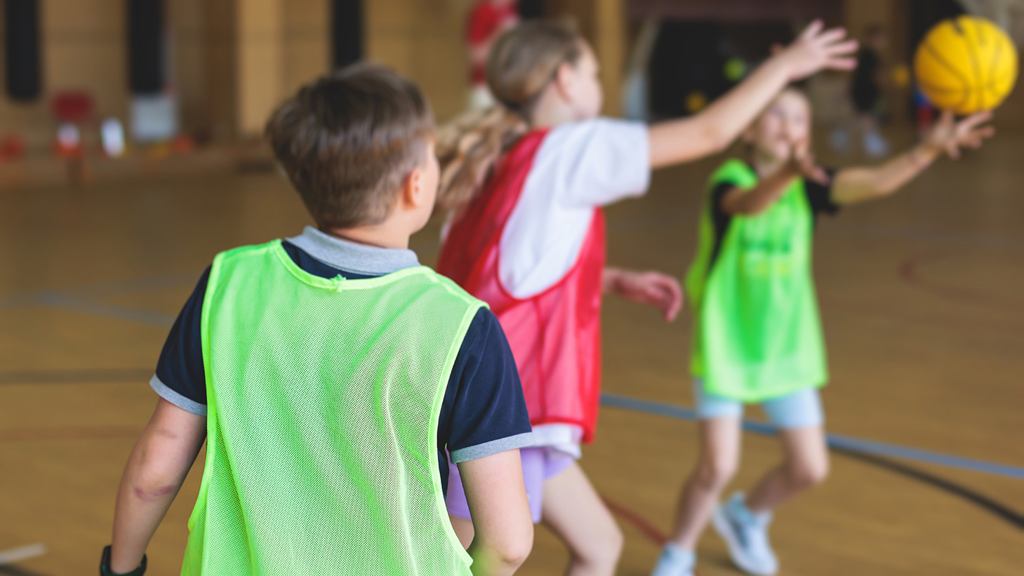 Barn i träningskläder som spelar match.