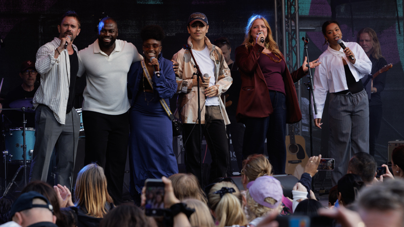 Gruppbild på artisterna Erik Segerstedt, David Nzinga, Mary N’diaye, Arwin, Shirley Clamp och Olivia under Haningedagen
