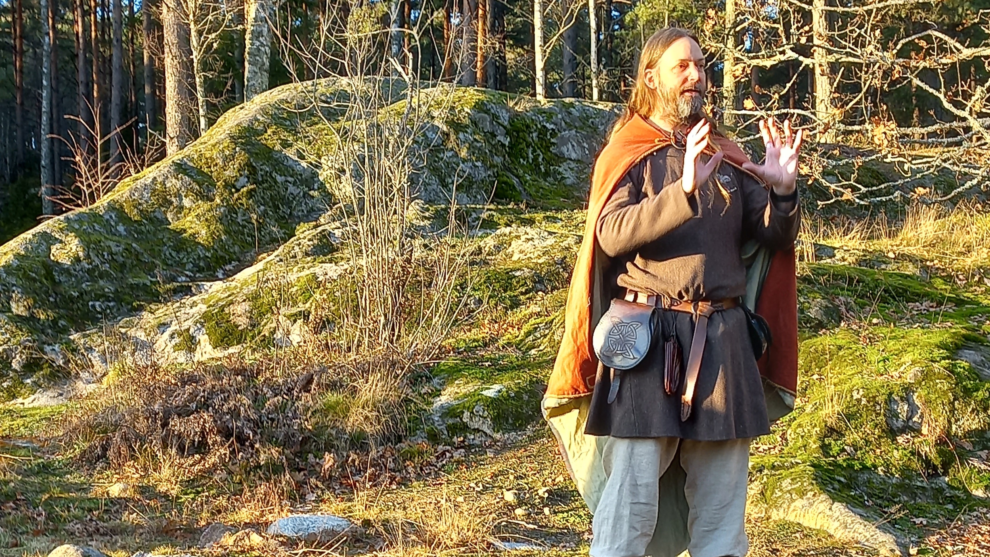 Bild på en person vid Jordbro gravfält