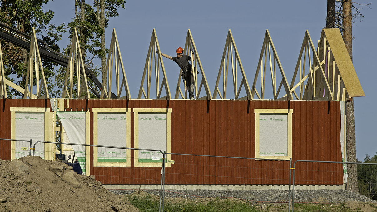 Rött hus med takstolar synliga