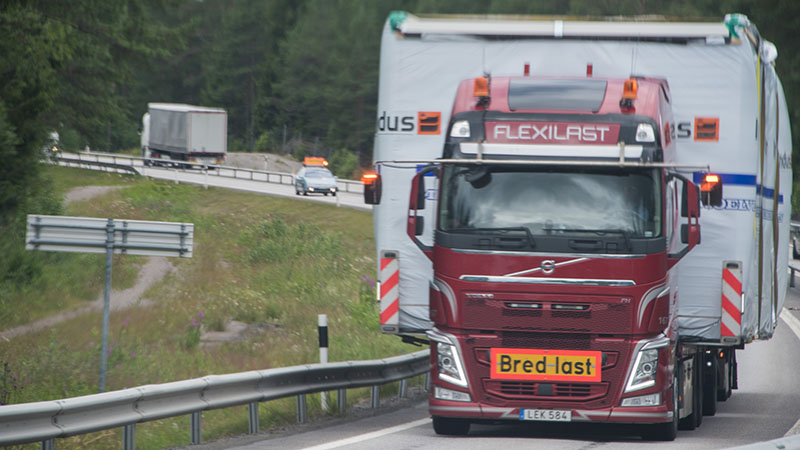 Lastbil med bred last