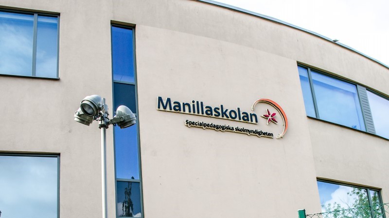 Del av Manillaskolans fasad samt namnskylt