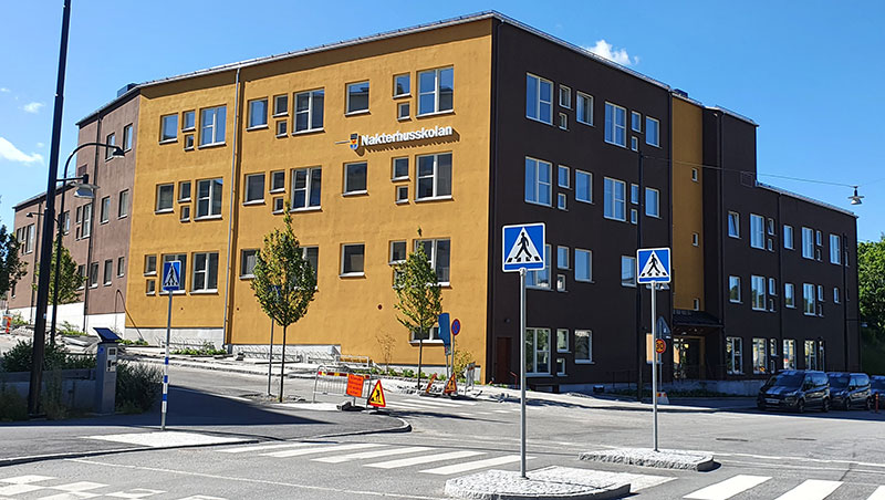 Husfasad på skolbyggnad