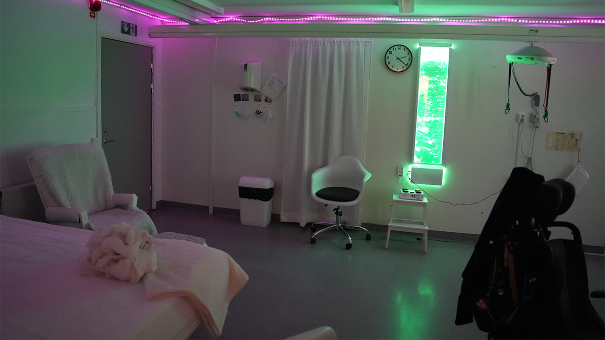Ett mörkt rum för vila och massage. 