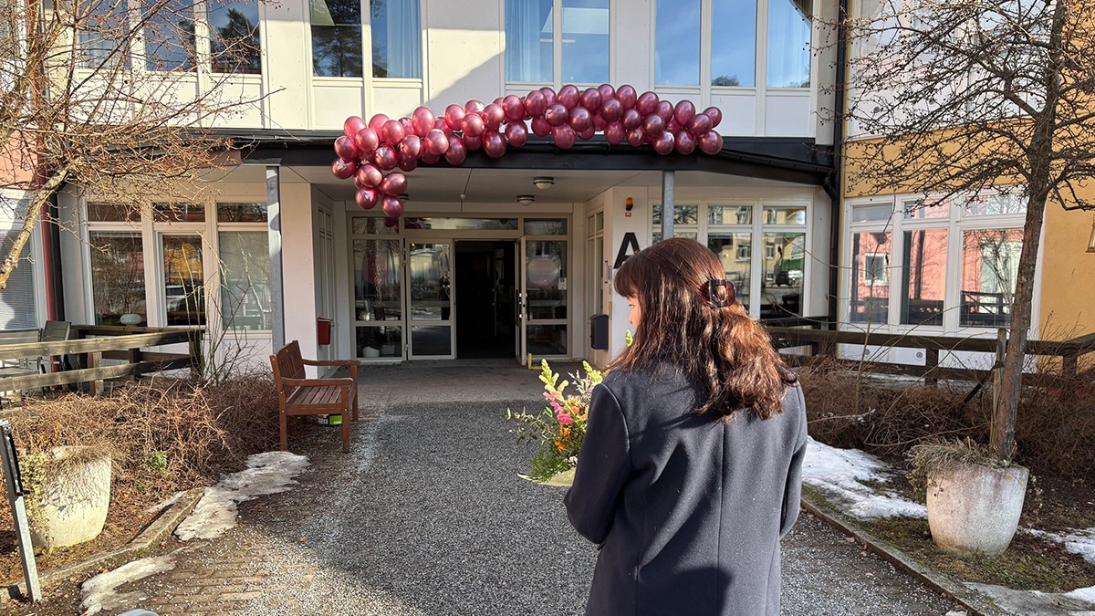 Kvinna går mot port.