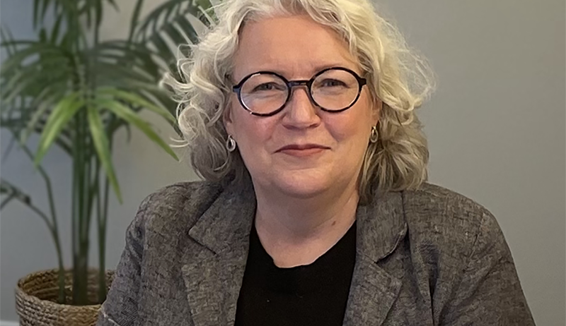 Kvinna med glasögon.