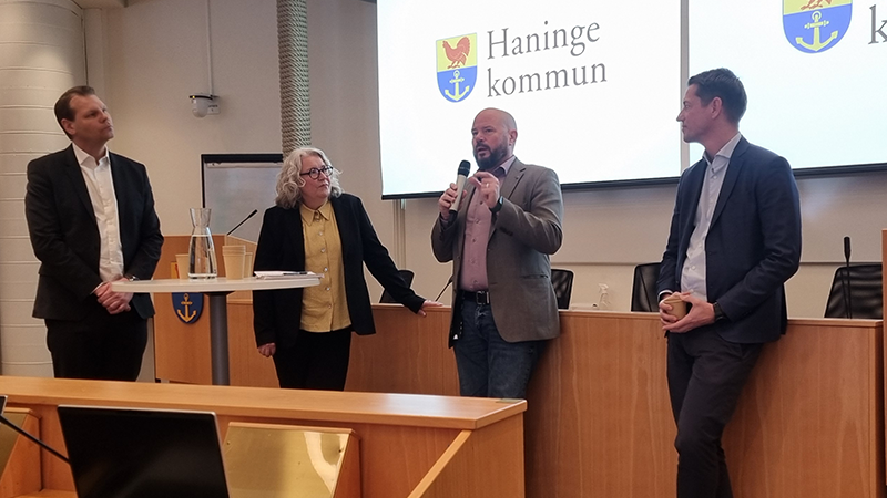 Fyra personer i en aula.