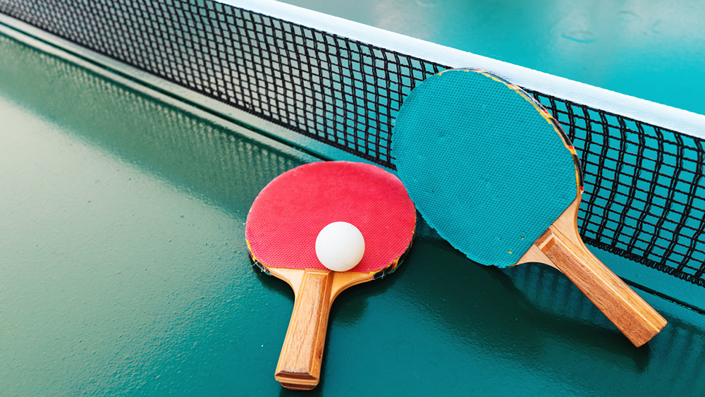 Pingisracket, boll och pingisbord.