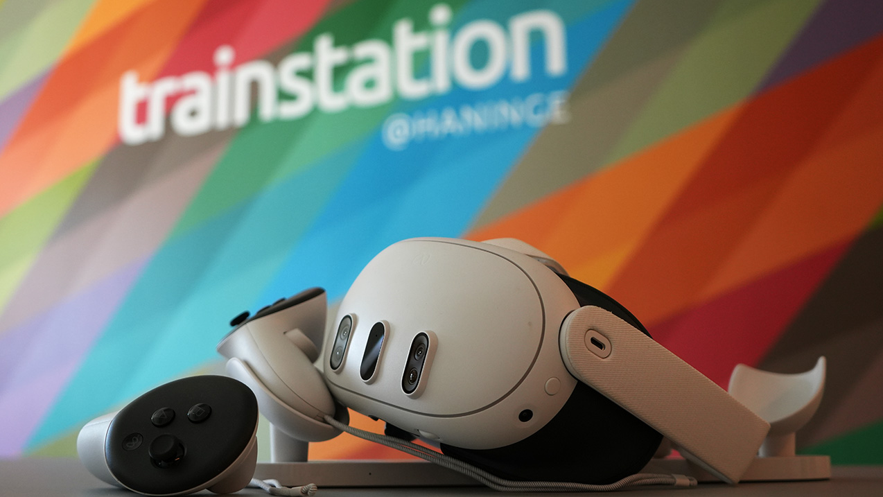 VR headset framför en vägg där det står Trainstation.