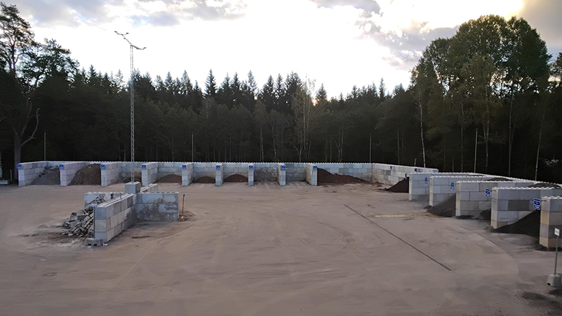 Vita betongfack som separerar markmassor från varandra