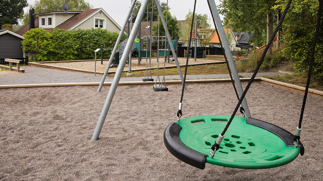 Grön gunga på Vendelsögårds lekplats