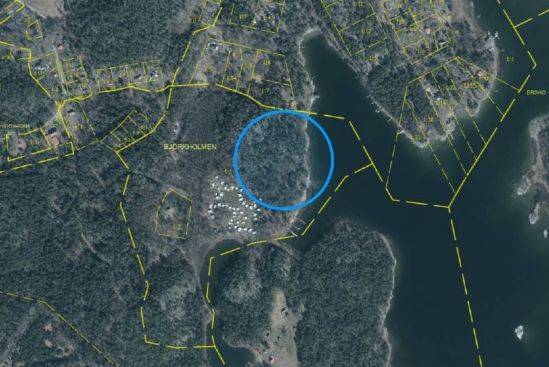 Bild som visar platsen sedd från ovan.  Blå cirkel visar planområdet. Gula markeringar visar  fastighetsgränser.
