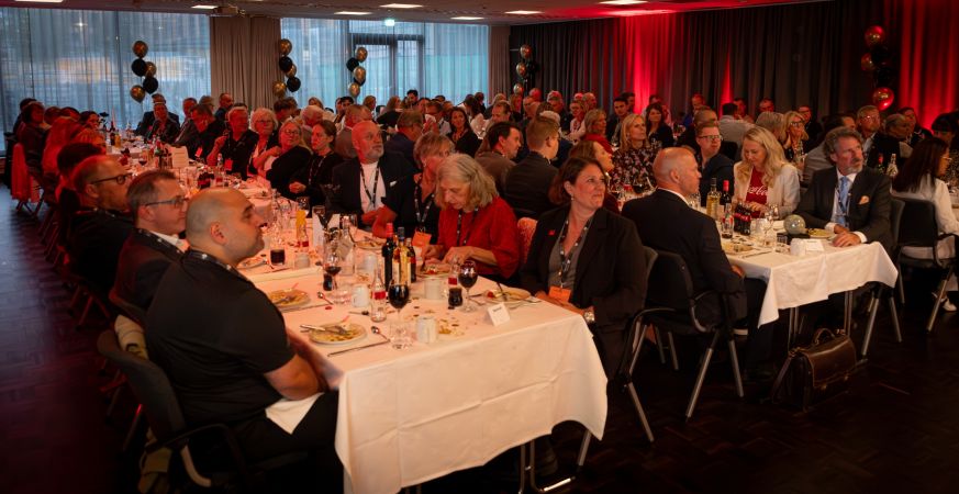 Fullt med deltagare vid fint dukat bord