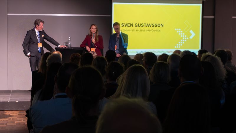 Sven, Nicole och Martin på scen, publik i förgrunden