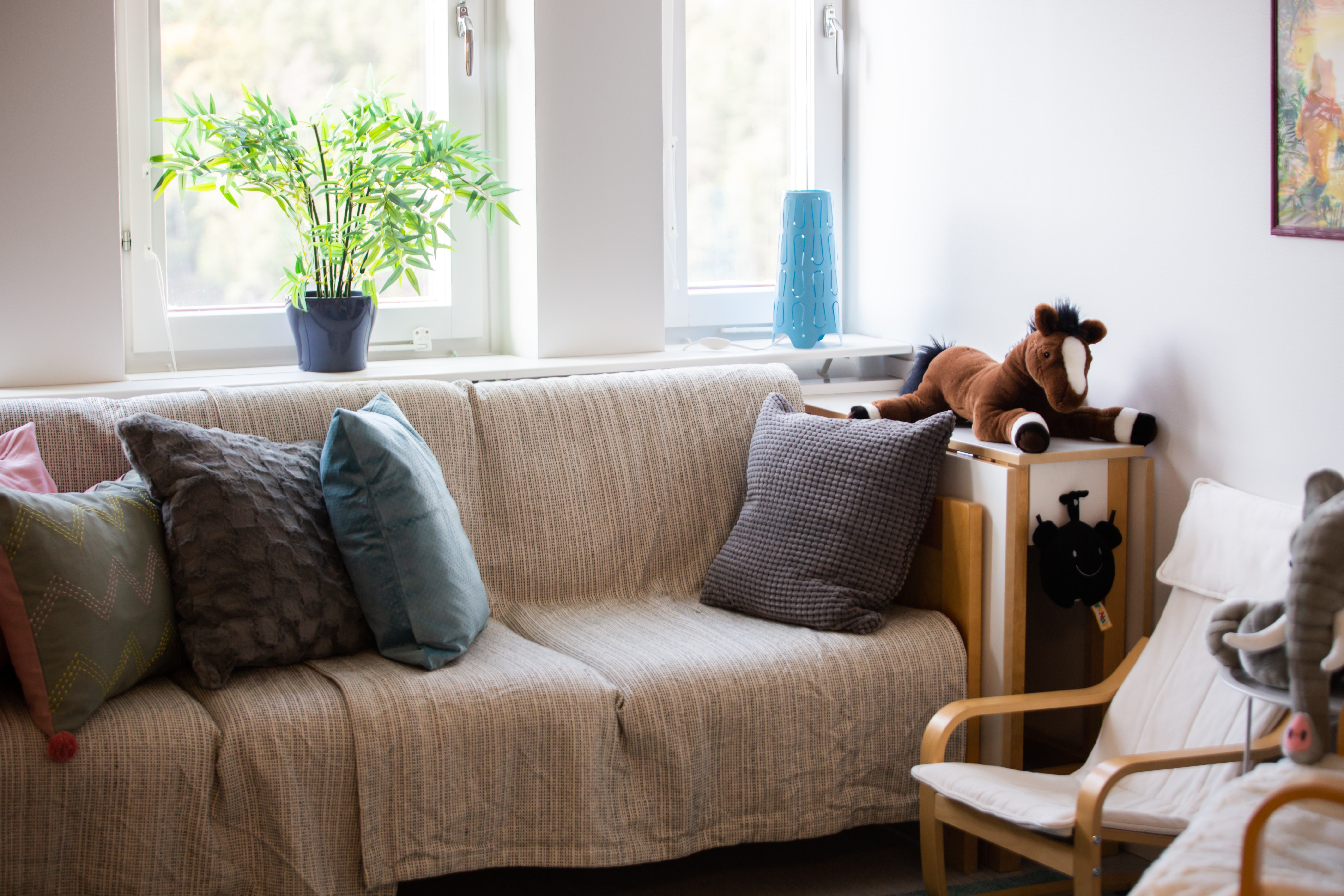 Ett rum med en soffa