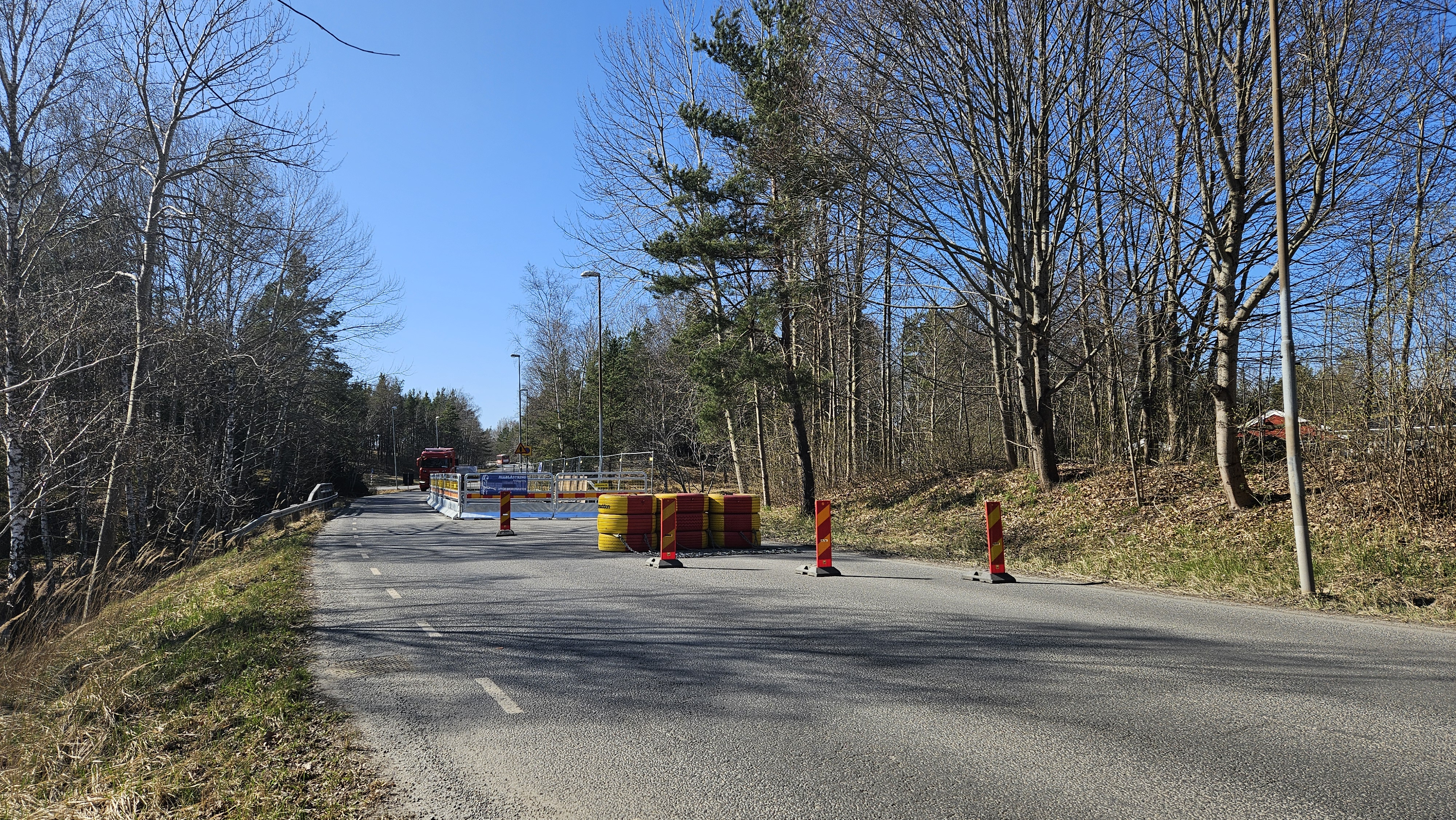 Vägskyltar längs väg som visar på att vägarbete pågår