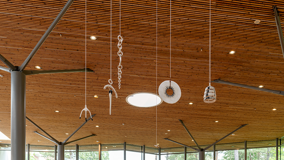 Skulpturer som hänger i taket. 