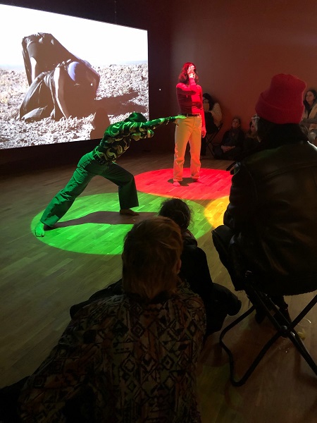 Två kvinnor dansar.