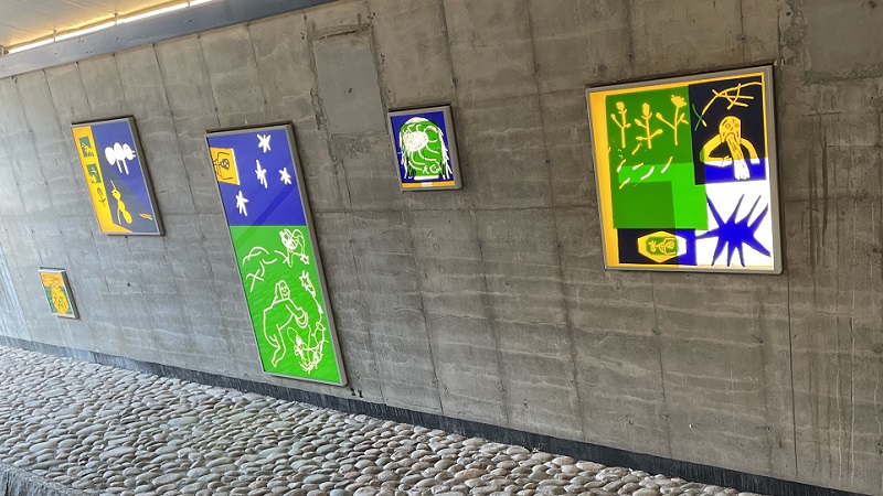 Gångtunnel med konst i ljuslådor