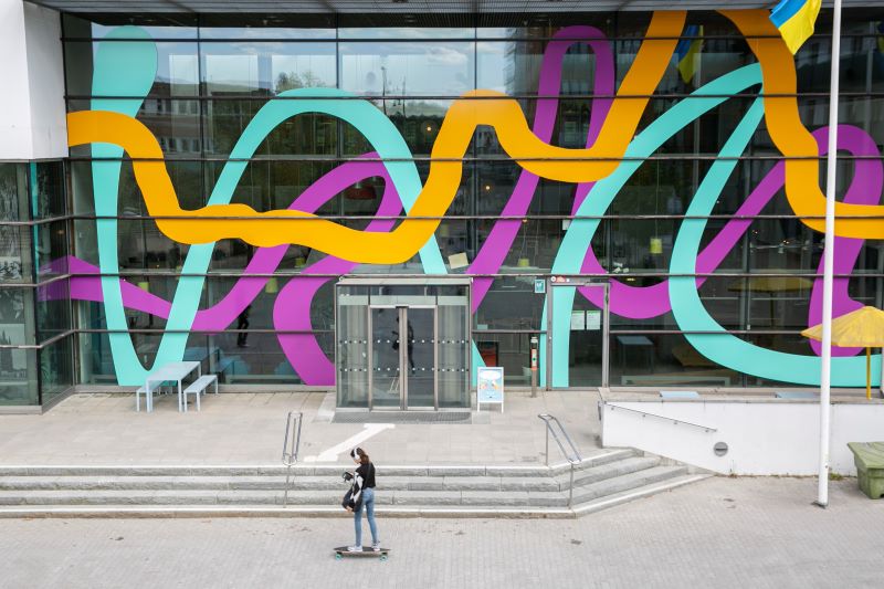 Konst på fasaden på Haninge kulturhus.
