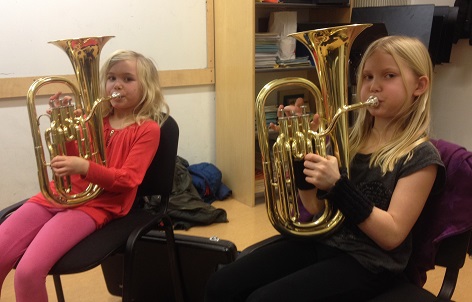 Två unga tjejer som spelar intrument